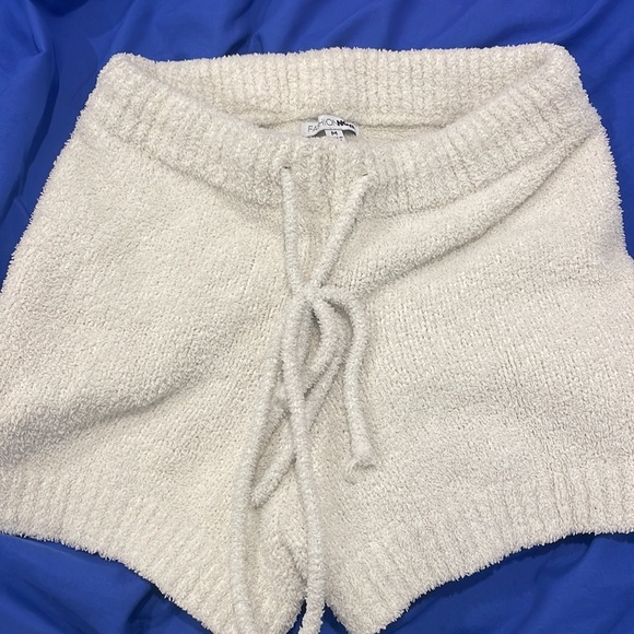 FASHION NOVA SHORTS - Picture 2 of 3